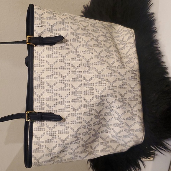 Michael Kors Jetset Tote - Picture 3 of 9